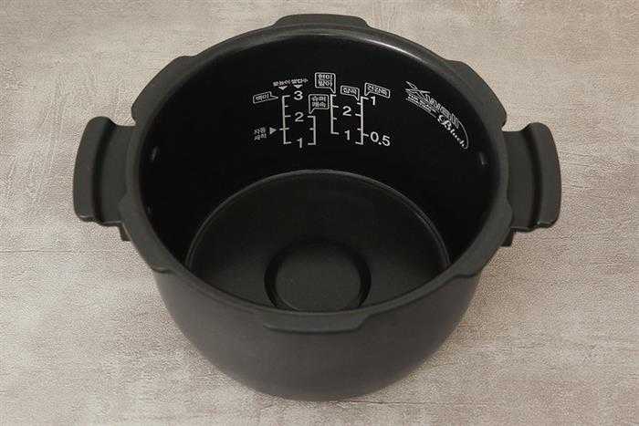 Nồi cơm điện tử áp suất Cuckoo 0.54 lít CRP-T0310FGW