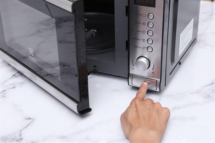 Lò vi sóng có nướng Electrolux EMS2027GX 20 lít